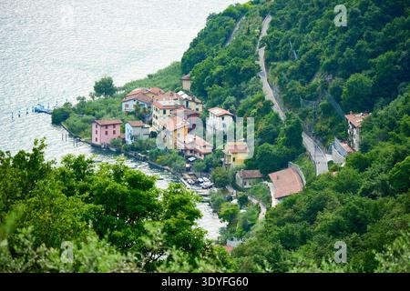 Vue aérienne du village de Sensole sur Monte Isola, la plus grande île du lac d'Iseo, Lombardie, Italie Banque D'Images