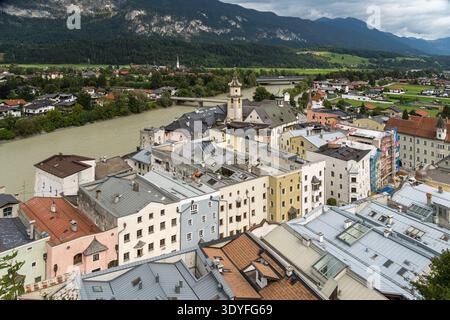 Vue aérienne panoramique de Rattenberg avec la rivière Inn en arrière-plan, Tyrol, Autriche Banque D'Images