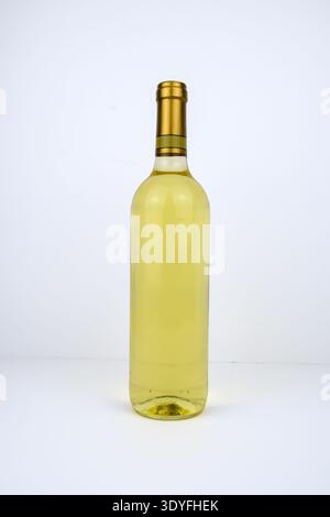 Bouteille unique de vin blanc isolée sur un fond blanc propre, image de produit studio minimaliste avec espace de copie pour la vente au détail, le menu, la marque ou bevera Banque D'Images