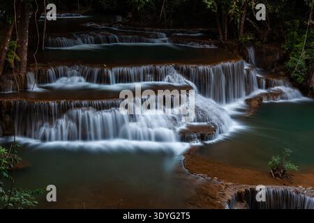 Chutes d'eau de Huay Mae Khamin en cascade à travers une végétation luxuriante à Kanchanaburi, Thaïlande. La forêt tropicale entoure les ruisseaux qui coulent. Banque D'Images