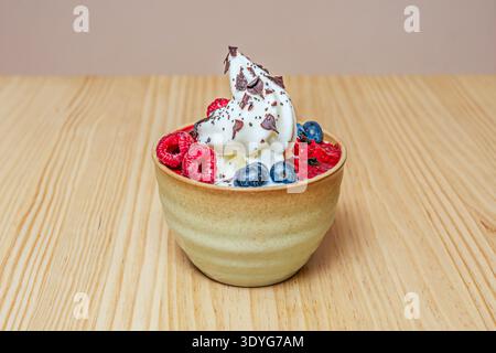 saveurs de crème glacée, montrant la gamme de couleurs du blanc de la vanille au brun du chocolat et au rose de la fraise, Banque D'Images