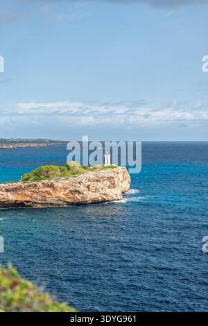 Paysage côtier idyllique phare sur Rocky Islet dans la mer Azur, serein Mediterranean Vista Banque D'Images