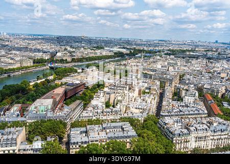 Panorama parisien vue aérienne captivante Skyline de Paris, France. Captivant Paris, France Banque D'Images