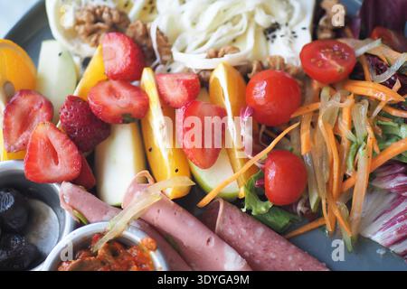Arrangement coloré de fruits et légumes sur un plateau Banque D'Images