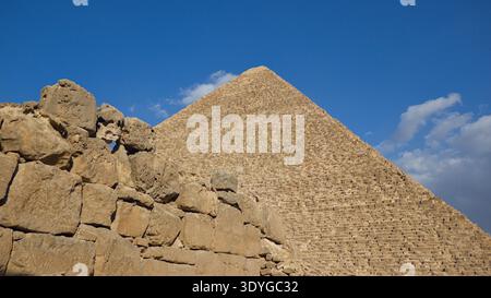 Grandes pyramides de Gizeh s'élevant au-dessus du plateau désertique près du Caire Banque D'Images