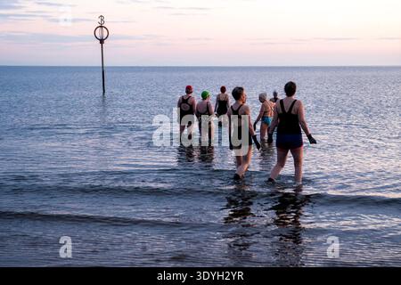 Femme participez à une baignade pour la Journée internationale de la femme dans le Firth of Forth à Portobello Beach, à Édimbourg. Le 8 mars marque la Journée internationale de la femme, une journée mondiale célébrant les réalisations sociales, économiques, culturelles et politiques des femmes. Date de la photo : dimanche 8 mars 2026. Banque D'Images