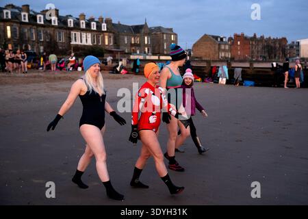 Femme participez à une baignade pour la Journée internationale de la femme dans le Firth of Forth à Portobello Beach, à Édimbourg. Le 8 mars marque la Journée internationale de la femme, une journée mondiale célébrant les réalisations sociales, économiques, culturelles et politiques des femmes. Date de la photo : dimanche 8 mars 2026. Banque D'Images