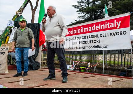 7 mars 2026, Rome, Italie : un agriculteur parle sur scène avec une bannière affichée derrière lui avec le slogan ''je te donnerai Made in Italy, dignité des citoyens, du travail et des producteurs'' lors de la manifestation organisée par la coordination des agriculteurs et pêcheurs italiens pour protester contre l'accord de libre-échange avec les pays du Mercosur à Rome. Les agriculteurs italiens, menés par la COAPI (coordination des agriculteurs et pêcheurs italiens), manifestent avec leurs propres véhicules agricoles contre l'imposition par la Commission européenne d'un accord de libre-échange avec les pays du Mercosur et pour dénoncer les profondes économies Banque D'Images