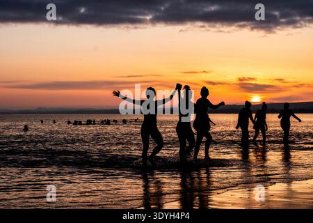 Femme participez à une baignade pour la Journée internationale de la femme dans le Firth of Forth à Portobello Beach, à Édimbourg. Le 8 mars marque la Journée internationale de la femme, une journée mondiale célébrant les réalisations sociales, économiques, culturelles et politiques des femmes. Date de la photo : dimanche 8 mars 2026. Banque D'Images