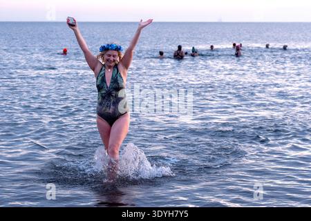 Femme participez à une baignade pour la Journée internationale de la femme dans le Firth of Forth à Portobello Beach, à Édimbourg. Le 8 mars marque la Journée internationale de la femme, une journée mondiale célébrant les réalisations sociales, économiques, culturelles et politiques des femmes. Date de la photo : dimanche 8 mars 2026. Banque D'Images