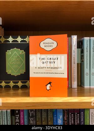 Gros plan du livre Great Gatsby de F. Scott Fitzgerald, édition Penguin Books, exposé sur une étagère dans une librairie. Banque D'Images