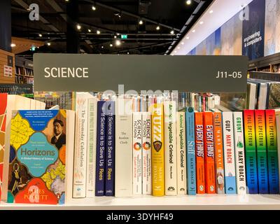 Section Science dans une librairie moderne avec signalisation du sujet. Banque D'Images