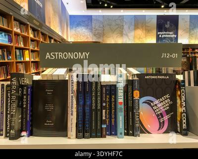 Section astronomie dans une librairie moderne avec signalisation du sujet. Banque D'Images