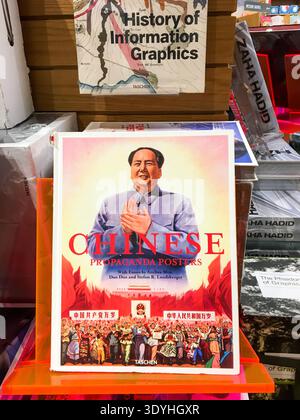 Une copie du livre Taschen 'affiches de propagande chinoise' représentant Mao Zedong sur la couverture, exposée dans une librairie. Banque D'Images