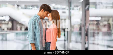 Couple aime moment ensemble dans le centre commercial pendant l'après-midi Banque D'Images