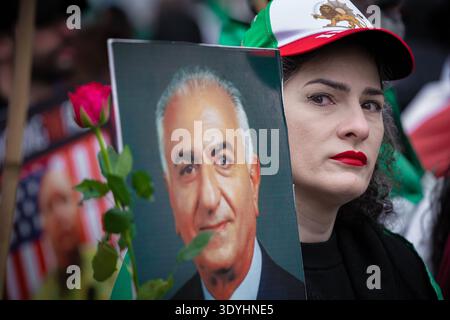 Londres, Royaume-Uni. 7 mars 2026. Des manifestants iraniens anti-régime et pro-monarchiques se rassemblent à Whitehall pour célébrer la mort récente d'Ali Khamenei, l'ancien dirigeant suprême de l'Iran. Khamenei a été assassiné le 28 février lors de frappes de missiles américains et israéliens à grande échelle contre l'Iran, dans le cadre de l'opération Epic Fury, une guerre visant à changer de régime. Crédit : Guy Corbishley/Alamy Live News Banque D'Images