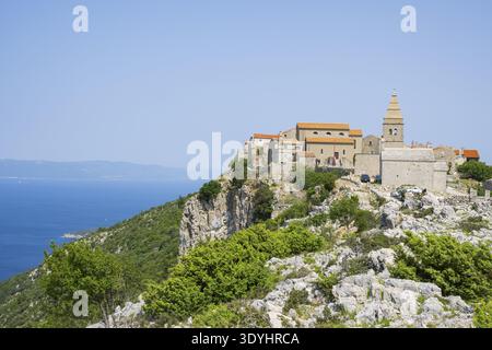 Petit village de pêcheurs (Lubenice) construit sur les rochers au-dessus de la mer avec une vue sur la mer par une journée ensoleillée sur l'île de Cres, Croatie Banque D'Images