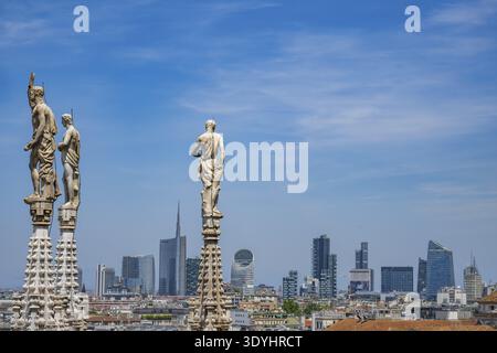Sculptures de saints contemplent la ville depuis la cathédrale de Milan par une journée ensoleillée, Milan, Italie Banque D'Images