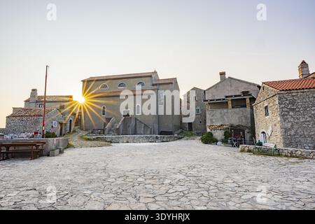 Petit village de pêcheurs (Lubenice) construit sur les rochers au-dessus de la mer avec une vue sur la mer par une journée ensoleillée au coucher du soleil sur l'île de Cres, Croatie Banque D'Images