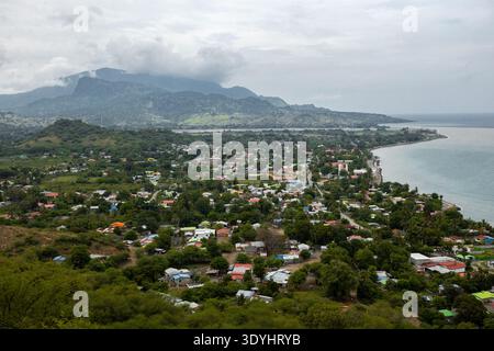 Vue aérienne de la petite ville côtière du Timor Leste Banque D'Images