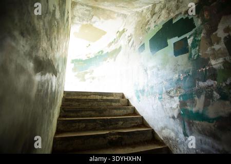 Marches de pierre menant à un bunker dans les fortifications du parc d'État de Fort Worden. Banque D'Images