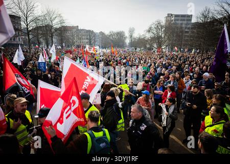 Berlin, Allemagne. 08 mars 2026. Les gens se rassemblent à Oranienplatz pour une manifestation syndicale sous le slogan "féministe, solidarité, syndicat" pour marquer la Journée internationale de la femme. De nombreuses manifestations ont lieu à Berlin à l'occasion de la Journée internationale de la femme. Crédit : Christoph Soeder/dpa/Alamy Live News Banque D'Images