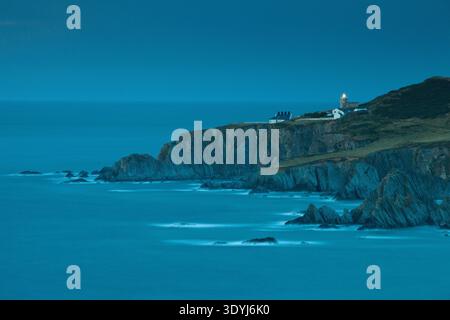 Phare de Bull point sur la côte accidentée du nord du Devon près de Mortehoe, Angleterre, Royaume-Uni au crépuscule. Banque D'Images