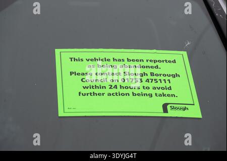 Slough, Berkshire, Royaume-Uni. 4 mars 2026. Billets de stationnement et avis de retrait imminent sur le pare-brise d'une voiture à Slough, Berkshire. Slough Borough Council a introduit une nouvelle politique qui prévoit que certaines voitures sont remorquées lorsqu'elles ont trois billets de stationnement ou plus. Crédit : Maureen McLean/Alamy Banque D'Images