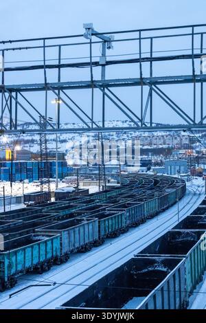 Voyage à Murmansk Oblast de Russie dans la saison winer - vue du chemin de fer dans le crépuscule bleu de l'hiver Banque D'Images