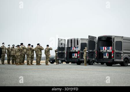 Des soldats saluent des cercueils dans des camionnettes alors que le président Donald J. Trump et la première dame Melania Trump assistent au transfert digne des restes de six soldats américains tués dans une frappe de drone iranien au Koweït, samedi 7 mars 2026, à la base aérienne de Douvres, Delaware. (Photo officielle de la Maison Blanche par Daniel Torok) Banque D'Images