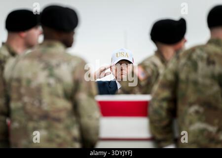 Le président Donald J. Trump et la première dame Melania Trump assistent au transfert digne des restes de six soldats américains tués dans une frappe de drone iranien au Koweït, samedi 7 mars 2026, à la base aérienne de Douvres, Delaware. (Photo officielle de la Maison Blanche par Daniel Torok) Banque D'Images