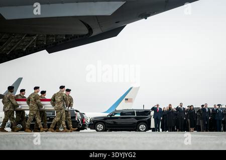 Le président des États-Unis Donald Trump, la première dame Melania Trump, le vice-président JD Vance et la seconde dame Usha Vance, le secrétaire du Département de la Guerre Pete Hegseth, et d’autres responsables militaires, assistent au transfert digne des restes de six soldats américains tués dans une frappe de drone iranien au Koweït, samedi 7 mars 2026, à la base aérienne de Douvres, Delaware. (Photo officielle de la Maison Blanche par Daniel Torok) Banque D'Images