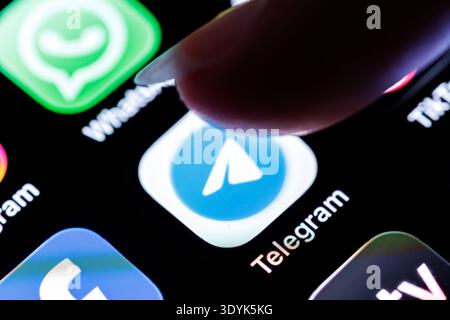 07 mars 2026, Bavière, Munich : le logo de l'application Telegram est visible sur l'écran d'un smartphone à Munich (Bavière, Allemagne) le 7 mars 2026, tandis qu'un doigt tape sur l'icône de l'application. Telegram est un service de messagerie instantanée gratuit du développeur Telegram FZ-LLC pour une utilisation sur smartphones, tablettes, smartwatches et PC, qui a été développé en Russie. Par défaut, les chats ne sont cryptés qu'entre le client et le serveur ; les chats entre deux personnes peuvent éventuellement être cryptés de bout en bout en tant que « chats secrets ». (index, icône, image de symbole, photo de symbole, illustration, photo symbolique, illustrati Banque D'Images