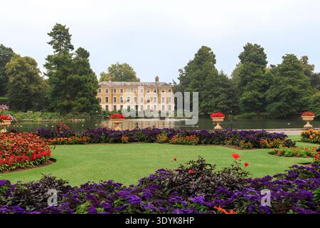 LONDRES, GRANDE-BRETAGNE - 17 SEPTEMBRE 2014 : il s'agit d'une salle d'exposition et d'un étang avec des fontaines dans les jardins de Kew. Banque D'Images