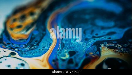 Peinture à l'eau. Fluide de couleur. Flou défocalisé bulles acryliques bleu violet chimique rondes gouttelettes de fioul vague sur fond d'art abstrait. Banque D'Images