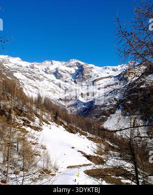 Alagna pistes de ski et pistes - station près de Monte Rosa à Aoste, Alpes italiennes. Banque D'Images