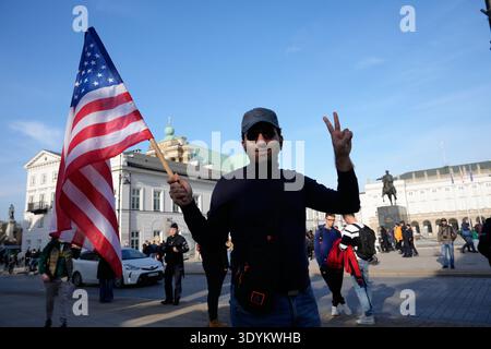 Les gens participent à un rassemblement pro-monarchique iranien à Varsovie, en Pologne, le 7 mars 2026. Banque D'Images