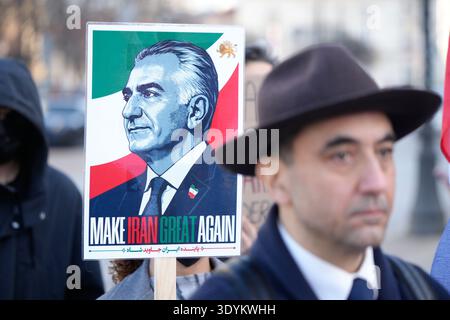 Les gens participent à un rassemblement pro-monarchique iranien à Varsovie, en Pologne, le 7 mars 2026. Banque D'Images