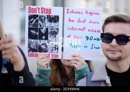 Les gens participent à un rassemblement pro-monarchique iranien à Varsovie, en Pologne, le 7 mars 2026. Banque D'Images