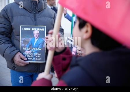 Les gens participent à un rassemblement pro-monarchique iranien à Varsovie, en Pologne, le 7 mars 2026. Banque D'Images