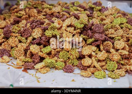 Craquelins de riz croustillant thaïlandais avec glaçage au caramel, en-cas sucré traditionnel à la texture croquante et concept authentique de Street food d'Asie du Sud-est. Banque D'Images