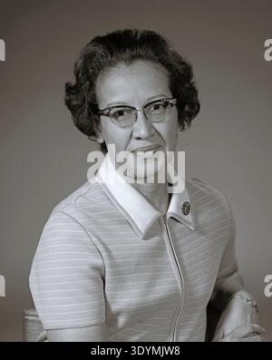 18 mars 1971. Portrait Katherine G. Johnson. Hall of Honor intronisé 2017. Langley Research Center NACA et NASA Hall of Honor. En reconnaissance des contributions au développement de méthodologies pour l'analyse des trajectoires habitées de missions (de Mercure à Apollo) et de satellites (Echo), et le contrôle dynamique de grandes structures spatiales. Photographe : NASA , Bob Nye . LRC-1971-B701 P-03033 Banque D'Images