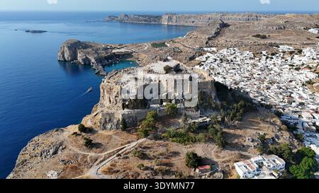 Vue aérienne de l'Acropole de Lindos et village blanc sur l'île de Rhodes Grèce Banque D'Images