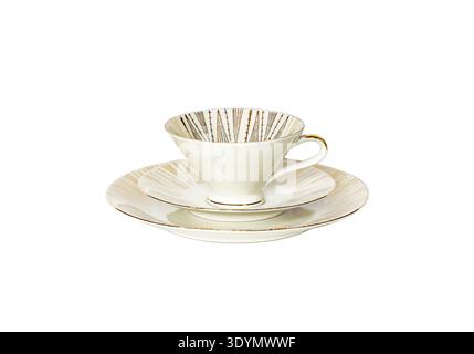Tasse à café classique avec double soucoupe isolée sur un fond blanc. - porcelaine vintage Banque D'Images