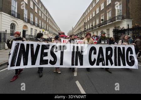 Londres. ROYAUME-UNI. 8 mars 2026. Les manifestants défilent avec la bannière « INVEST IN CARING » à Russell Square, Londres crédit : Mickey Lee/Alamy Live News Banque D'Images
