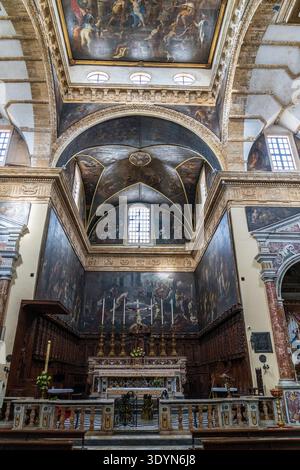 Vue magnifique sur le maître-autel dans la cathédrale de Gallipoli. Marbres polychromes, chœur en bois sculpté et toiles baroques massives Banque D'Images
