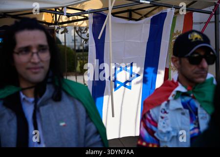 Varsovie, Pologne. 07 mars 2026. Les gens participent à un rassemblement pro-monarchique iranien à Varsovie, en Pologne, le 7 mars 2026. (Photo de Jaap Arriens/Sipa USA) crédit : Sipa USA/Alamy Live News Banque D'Images