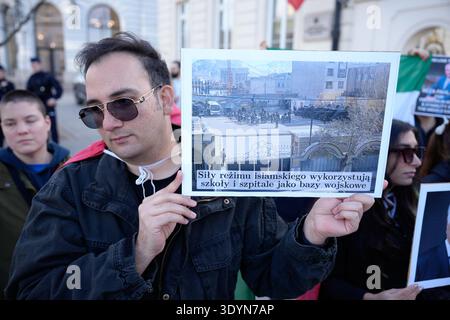 Varsovie, Pologne. 07 mars 2026. Les gens participent à un rassemblement pro-monarchique iranien à Varsovie, en Pologne, le 7 mars 2026. (Photo de Jaap Arriens/Sipa USA) crédit : Sipa USA/Alamy Live News Banque D'Images