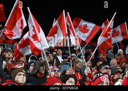 Toronto, ON, Canada - 13 novembre 2025 : les partisans brandissent des drapeaux canadiens au BMO Field. Score final 0 :0. Banque D'Images