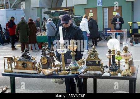 Lampes vintage, horloges et objets anciens exposés pour la vente dans un marché aux puces en plein air en Pologne, Europe de l'est. Banque D'Images